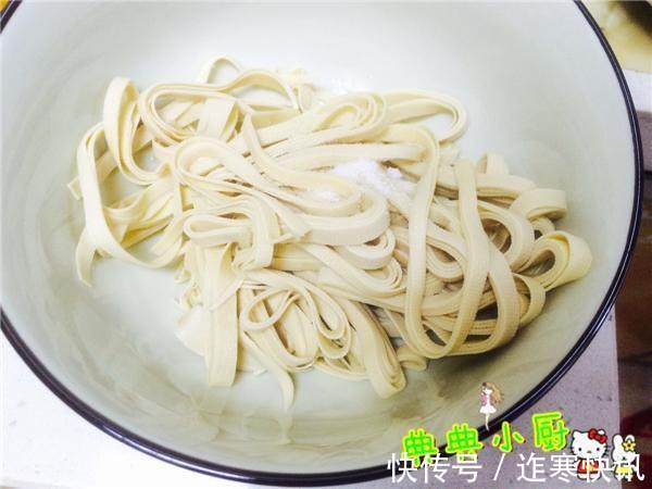 农家饭桌上的这道菜,能促进骨骼生长,两块钱就能炒一大盘