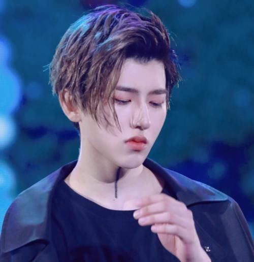 蔡徐坤|百分九成员都有纹身？蔡徐坤在脖子上，范丞丞有8处，朱正廷的隐藏挺深！