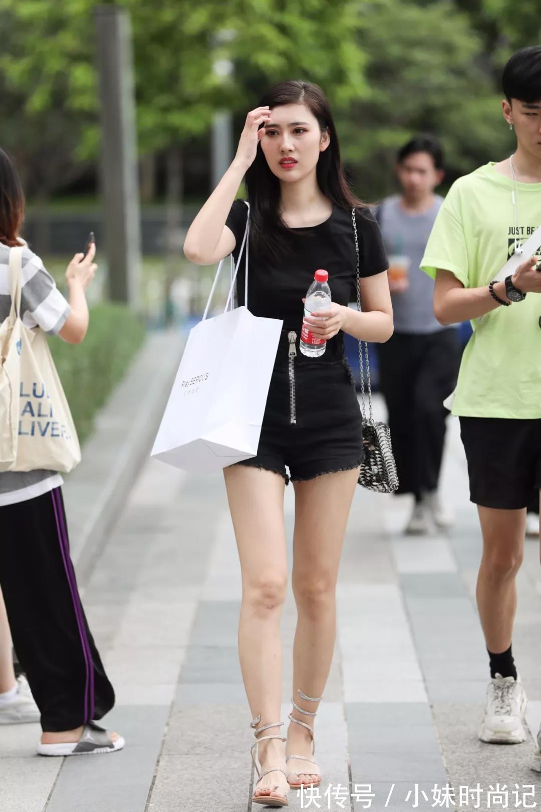 街拍 街拍路人,爱美是人的天性,而爱时尚就要保持一颗年轻的心