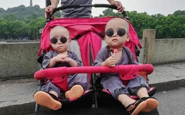 孩子|产妇一次生下2个娃，丈夫发圈炫耀，医生高兴啥，这不是双胞胎