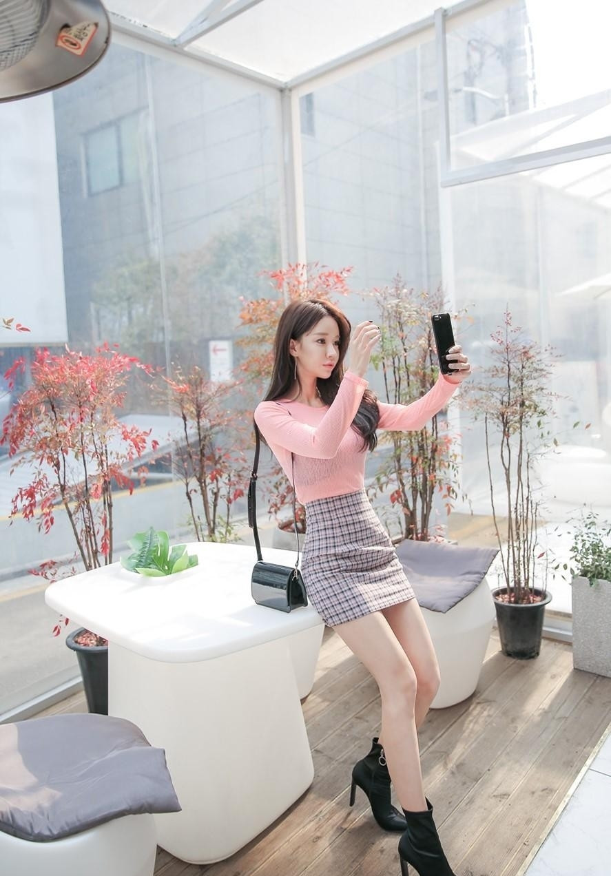 紧身T恤 半透款式的长袖紧身T恤, 给甜美的小姐姐加了几分性感