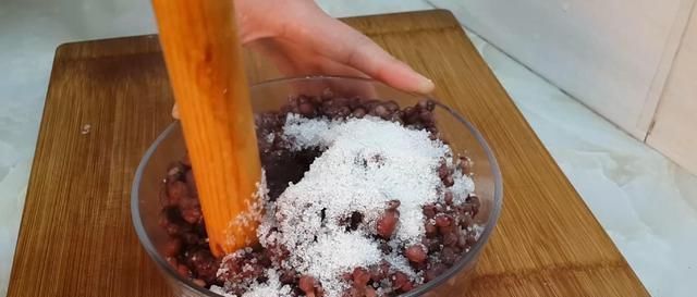 半斤红豆,1斤面粉,不用烤箱,教你做创意红豆包,比发糕还好吃