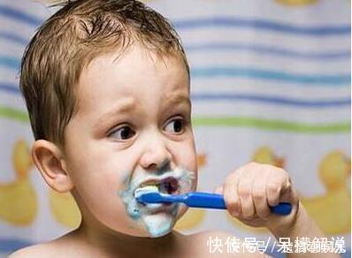 戏精|学会做个戏精,宝宝不愿意刷牙该怎么哄才好?