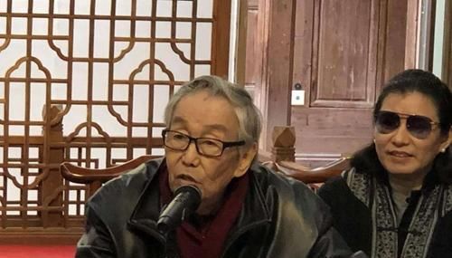 冰心做错了什么?为何孙子要在她墓碑上泼红漆,还写“枉为人表”