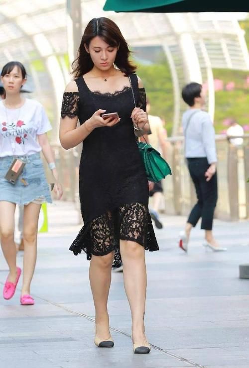 美女脚上穿着一双尖头的黑色高跟鞋，散发出更加轻熟的韵味