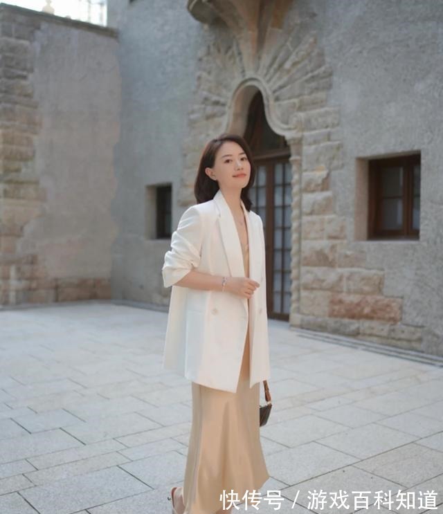 裙子 西装下少配裤子，现在流行“西装+裙子”，轻熟贵气又不失甜美！