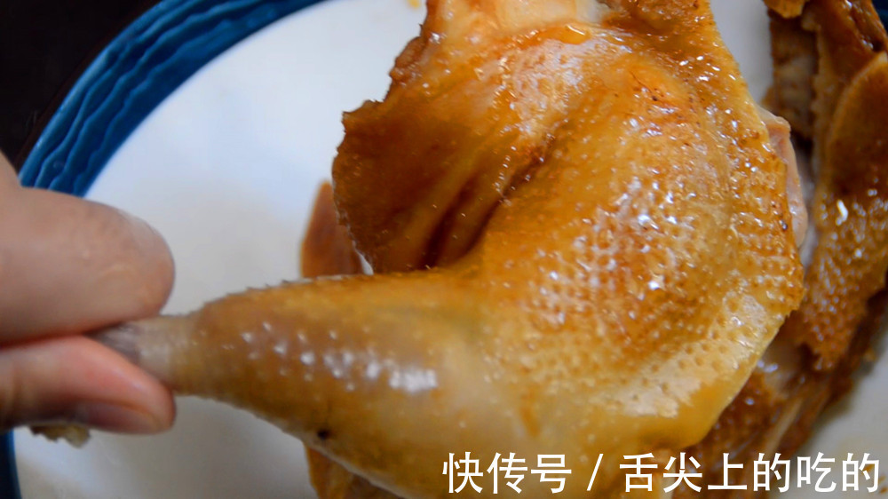 母鸡|一只鸡直接扔入电饭煲里，不加油不加水，出锅比广东烧鸡好吃10倍