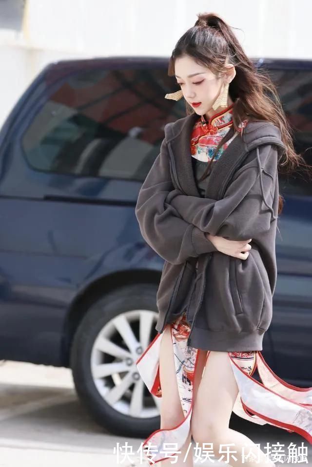希林娜依·高穿旗袍，裙摆被剪成彩带，无意间露出漫画腿意外抢镜