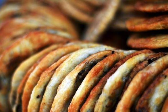 梅干菜烧饼，咬上一口真香，外皮酥脆，内馅扎实，学会可以开店了