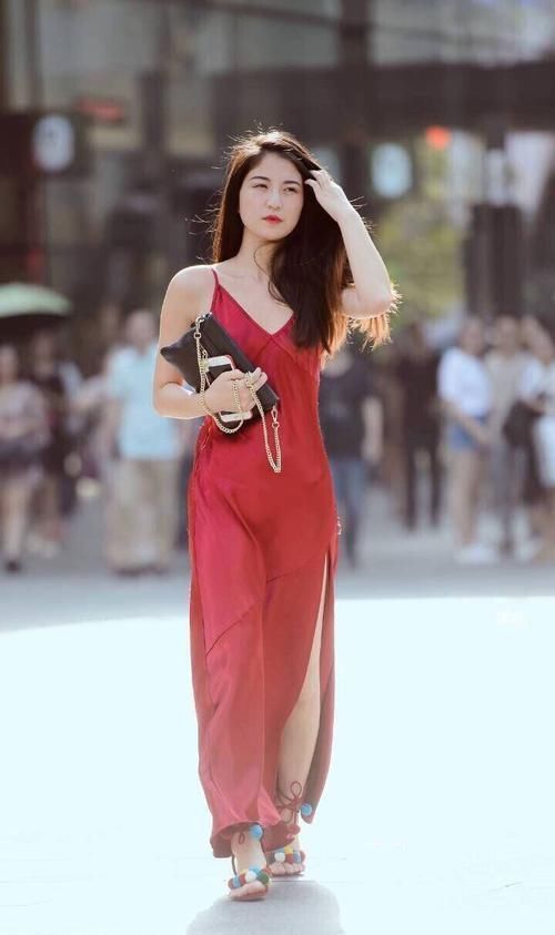 高挑的颜值美女,身穿红色的吊带连衣裙很有女神气质