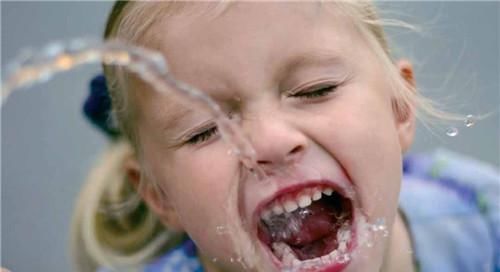 谣言 白开水放了一夜能喝吗？多少人被隔夜水害惨了，这个谣言赶快打住