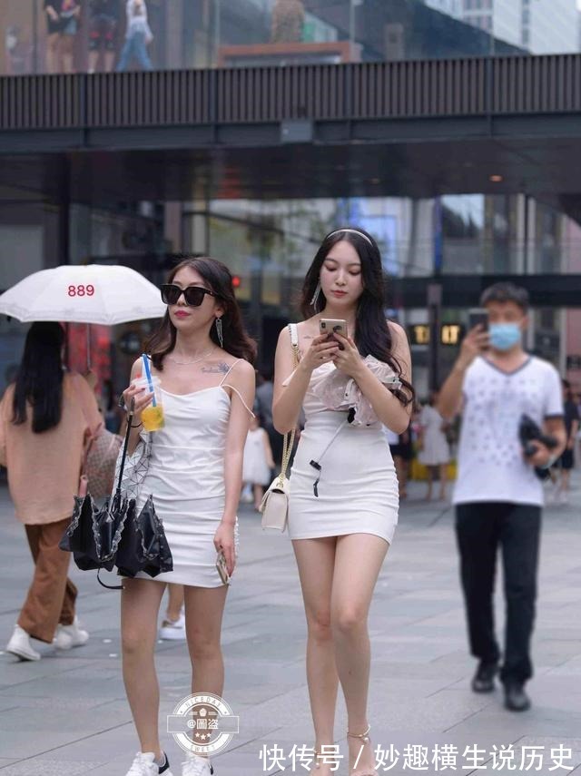 包臀裙 穿上包臀裙让这个季节充满新鲜感，体现美女的身材魅力，搭配凉鞋！