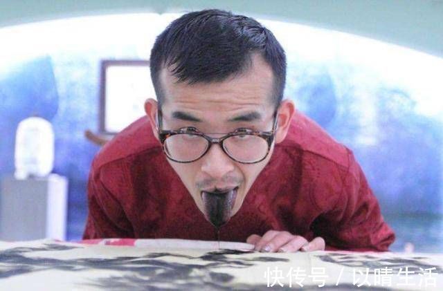 画画#他用舌头画画,看到舌头后,网友大呼:不敢看