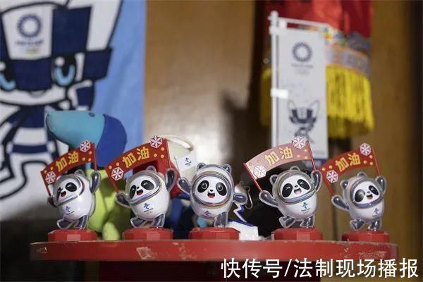 北京冬奥会|5000多件奥运藏品花光50万积蓄!他，或许是拥有“冰墩墩”最多的人