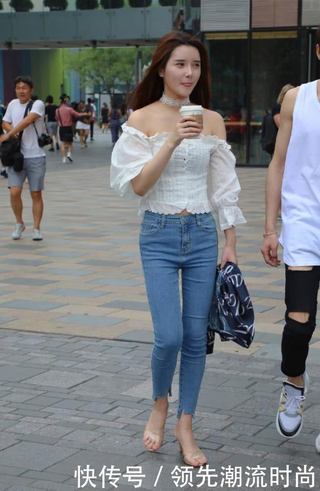 街拍美女:有了牛仔裤的陪伴,让小姐姐轻松拥有时尚美感