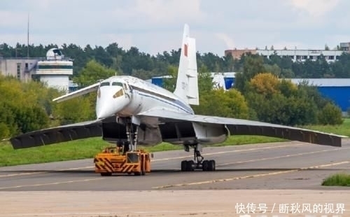 进气道 这款大飞机比战斗机飞的还快,起落架都是钛合金打造,机轮采用四重钢盘刹