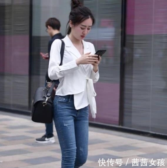 街拍美女:身材曼妙的小姐姐,紧身牛仔裤穿搭,洋气十足!