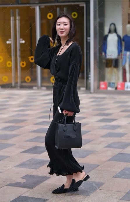 牛仔裤 穿着卡其色，时尚而老成，充满高级感