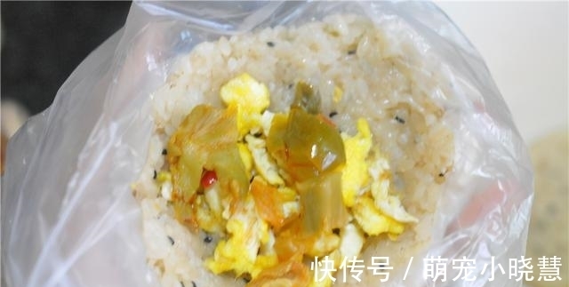 早餐|米饭新做法，儿子着了迷，天天吃不够，5分钟上桌，我特乐意做！