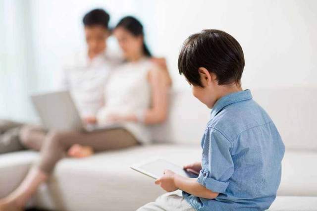 宝妈|奶奶“假带娃”成流行,伤娃不说,最遭罪的还是宝妈,有苦不敢说