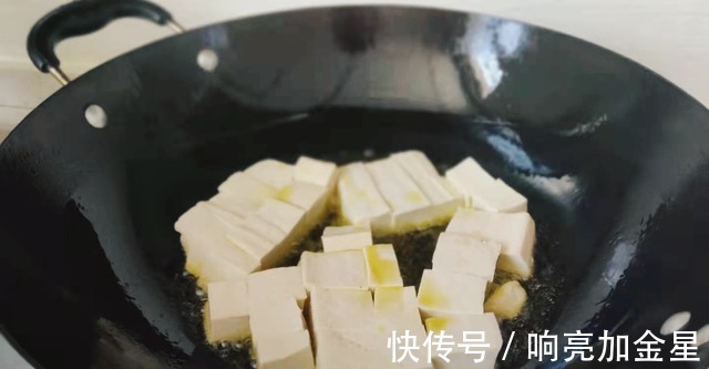 切块|豆腐和它是绝配,切块一煎再一炖,软嫩鲜美好消化,天天吃都不腻!