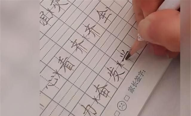 一年级@上了4、5年书法班，字迹还是杂乱不堪？孩子：这又不是书法作业