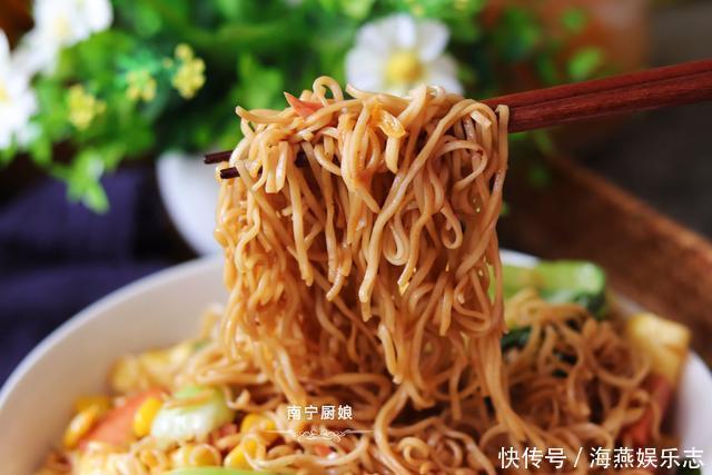 把方便面|好吃到哭的方便面做法,口感丰富营养足,做上一锅都不够吃