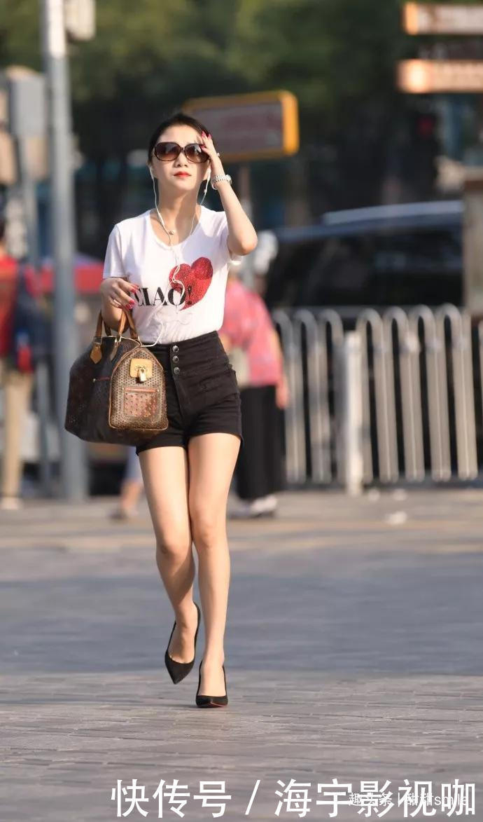 美女脚上一双尖头的高跟鞋，展示出迷人身姿，精致典雅又带着高贵