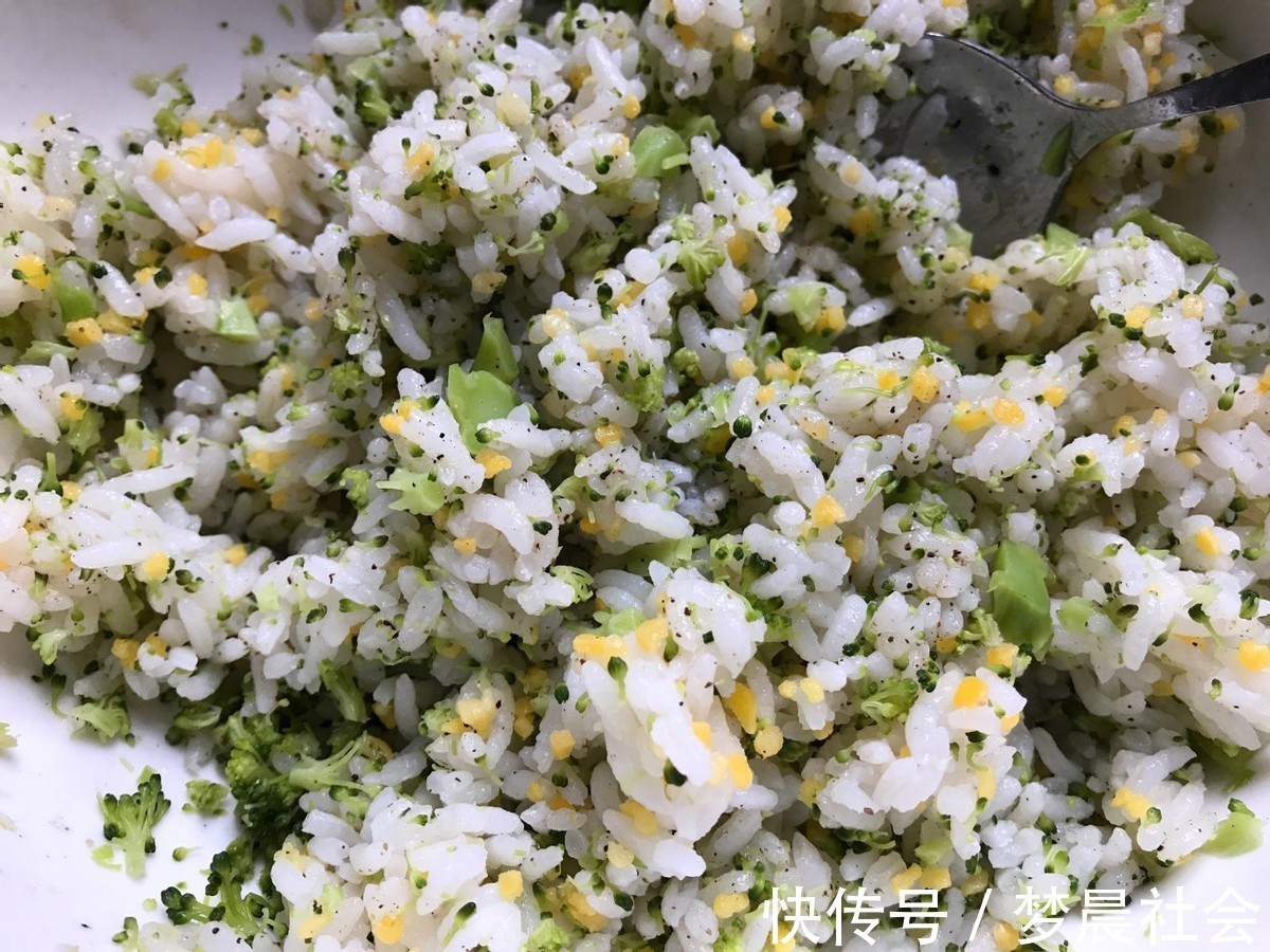 自制|自制肉松饭团,搭配西兰花,好吃又营养