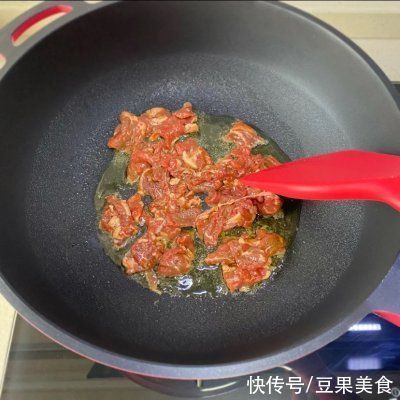 懒人必备这道黑椒牛肉炒青椒，简单几步，十分钟就上桌