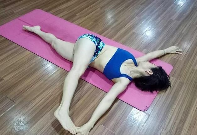 气力|瑜伽腹部旋转式，推拿你的身材，练完非常舒适