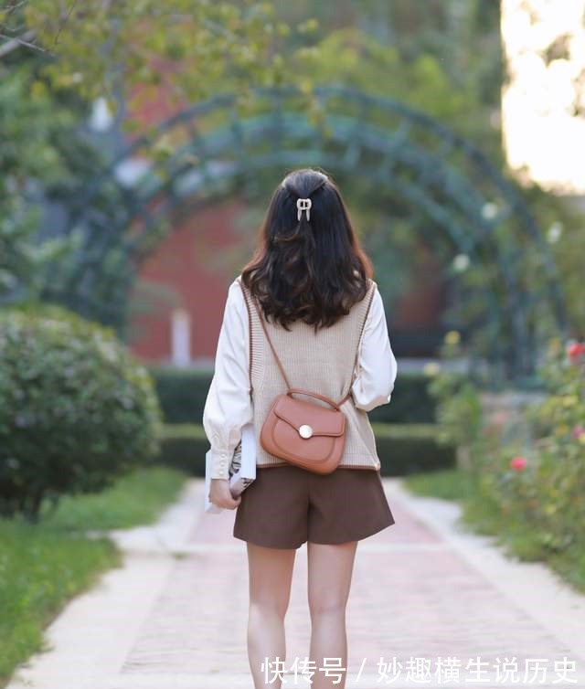 T恤 微胖女生怎么穿才好看西服外套搭配T恤和黑色短裤,显高又显瘦