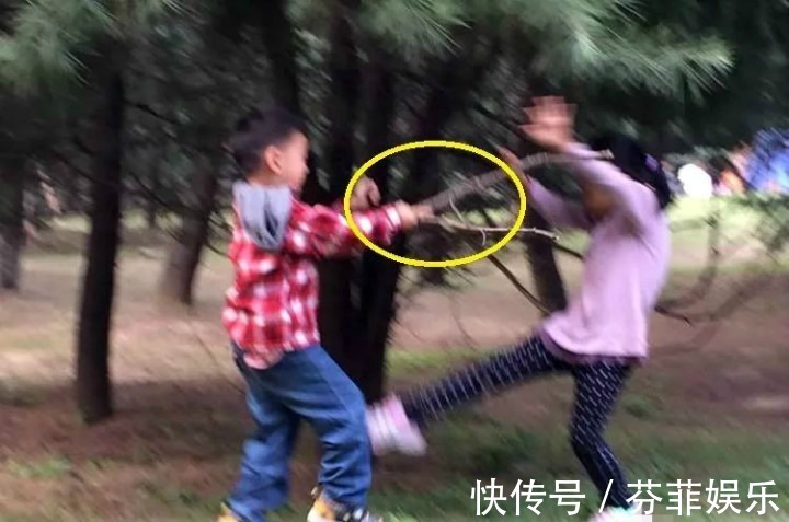 当家长|8岁姐姐打哭3岁弟弟,父母一旁看热闹哈哈大笑:她比我们会教育