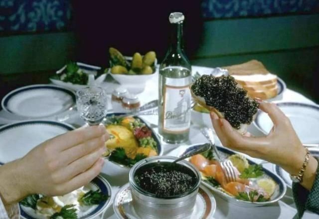 俄罗斯|东北爷们看完俄罗斯的“下酒菜”,陆续放下筷子不愧是战斗民族