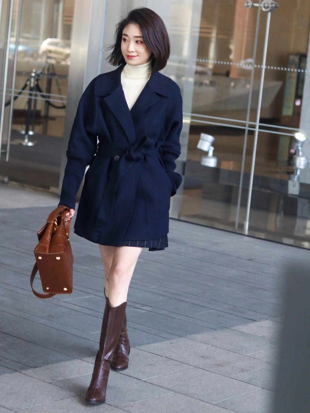 大衣 这个冬天一定要做好保暖工作,棕色羽绒服+直筒牛仔裤,休闲又百搭!