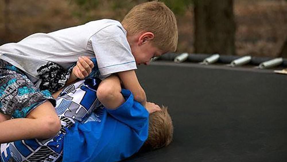 儿子|5岁儿子总说窗户外有人站着,宝妈不以为然,医院检查后家人痛哭!