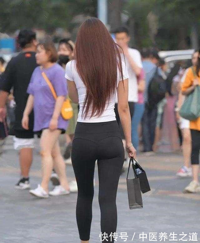 短靴 白色休闲短袖搭配黑色休闲打底裤,身材很好的展示,整体修身效果!