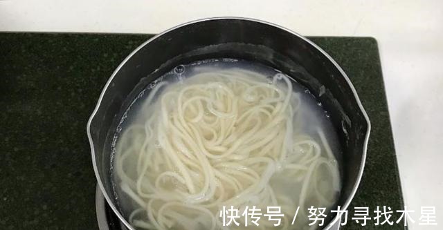 想吃炸酱面自己在家做，成本低，干净卫生还实惠！