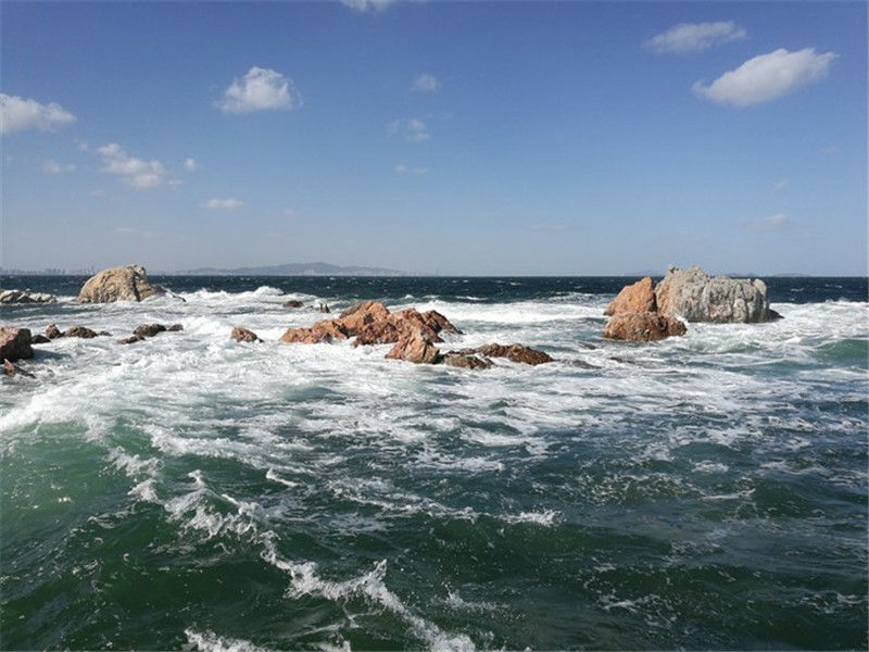 山光海色秀如画，群礁嶙峋水拍岸，海上幻境养马岛