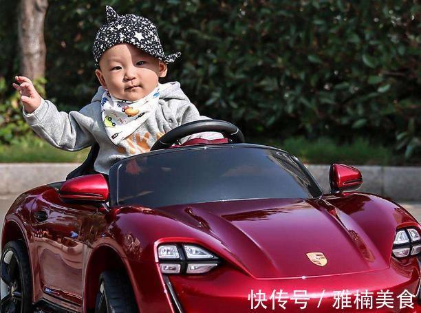 声音|给孩子喂奶的时候,孩子总是抬头看妈妈并笑,宝宝这是在做什么呢