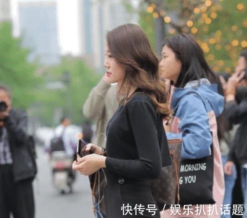 格子包 开衫针织衫搭配喇叭裤，职业休闲皆可穿，真是百搭啊！