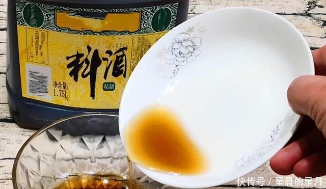 做肉馅饺子,先放盐还是先打水大厨教你小秘诀,饺子更香更入味