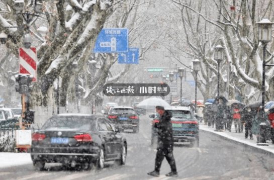 新闻记者|今天杭州人刷屏的“鹅毛大雪”，只是小到中雪？并非十年未见？真相来了