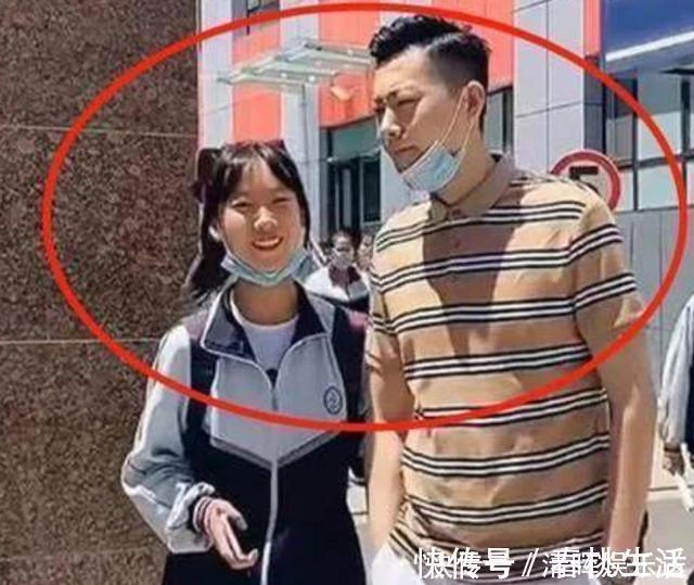 老师|“年轻老爸”火了,接女儿放学竟被误会,老师还以为孩子早恋了