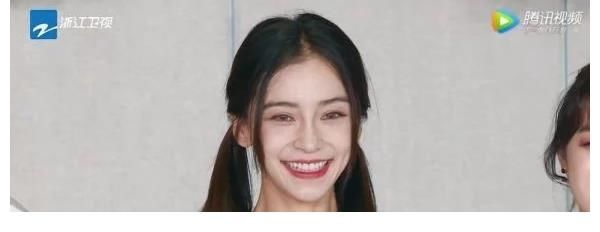 b《奔跑吧》宋雨琦和baby穿同款裙子，坐姿对比，谁是女汉子很明显