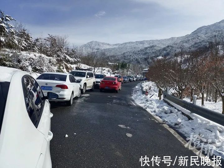 失联|挤爆了！昨天上万人涌入这个地方赏雪！一对年轻男女失联！还有人背婴儿上山