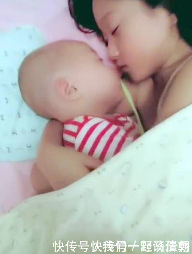 睡着|以为姐姐和弟弟睡着了,妈妈掀开被子看到这画面,瞬间心都暖化了