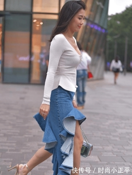 鱼尾裙 白色上衣搭配蓝色鱼尾裙,精致大气,轻松减龄