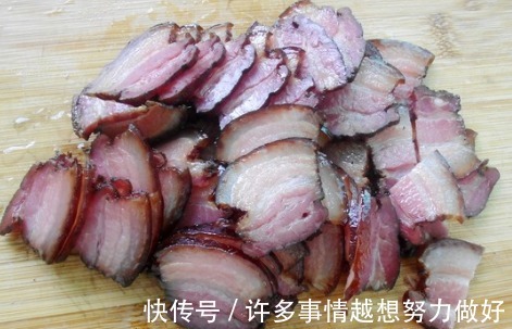 炒蒜苔时，切好了别直接炒！30年大厨教你一招，蒜苔青翠还入味儿