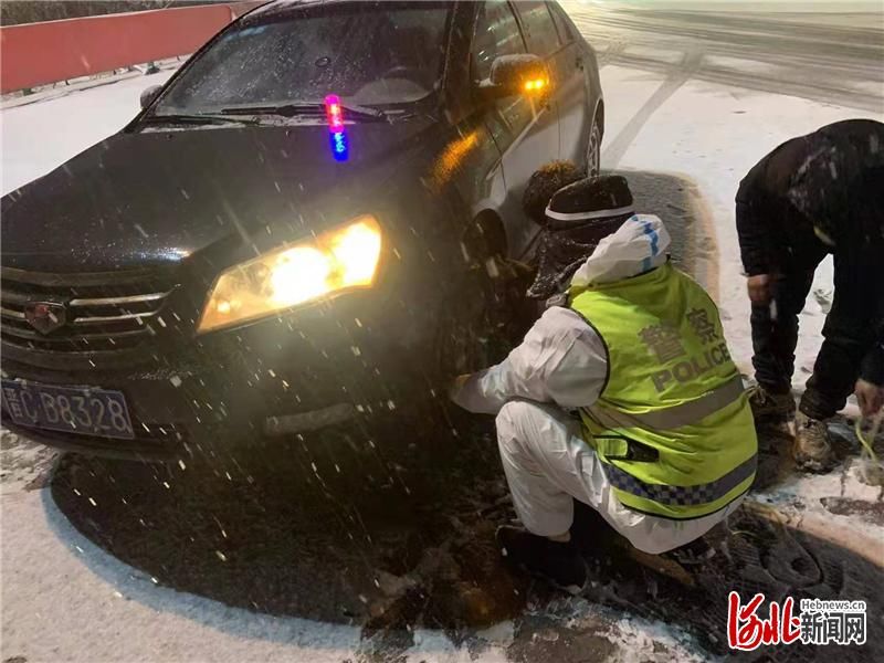 车胎|寒雪中的暖心故事——河北邯郸交巡警部门全力守护群众出行安全